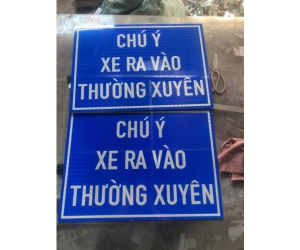 Biển cảnh báo chú ý xe ra vào thường xuyên