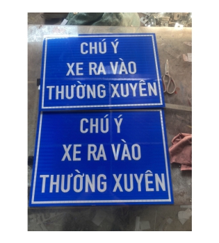 Biển cảnh báo chú ý xe ra vào thường xuyên