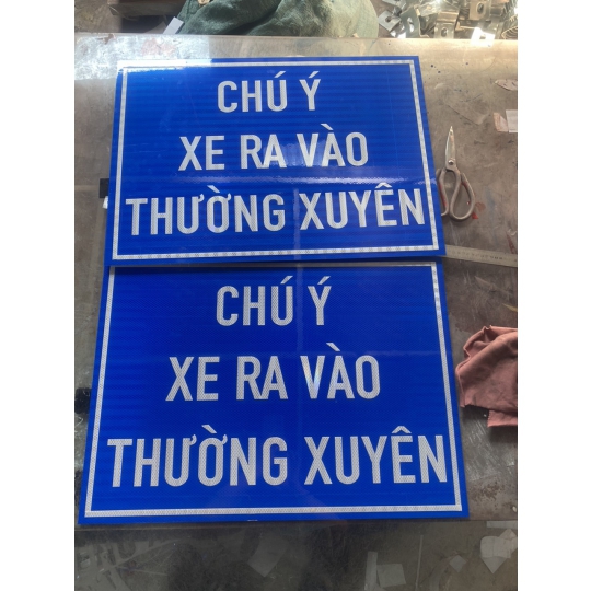 Biển cảnh báo chú ý xe ra vào thường xuyên